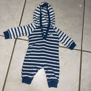 1378. Carter's hooded one piece size newborn